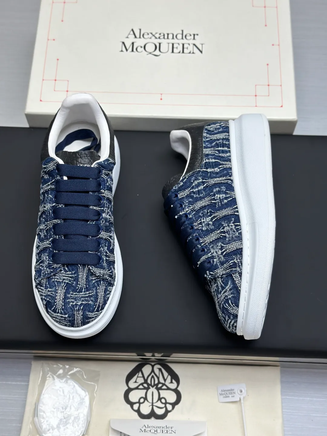 👟👟Ex-factory price 600👟👟 (🥇Top version produced in Dongguan🥇) A new upgrade of the classic McQueen white shoes. This upgrade of McQueen, which has been done for 4 consecutive years, will definitely bring you the most cost-effective ALEXANDER MCQUEEN classic in the market. If you are not confident about the quality of such a classic and world-destroying model, there is really no need to put it on the table🔙.  Purchased original version from HK counter, various demolitions.  All kinds of PKs are welcome💥.  (Anyone who has the original version at the stall is welcome🆚) The thick sole perfectly increases the elongated visual effect. The most perfect proportion of the shoe body is this last shape. The logo font on the rear tail is printed in small fonts. The logo on the foot is made of genuine leather with air-pressed colorless process. We will always update the color with the counter. 🔘Upper: genuine customized environmentally friendly full-grain cowhide 🔘Inner lining: imported mixed sheepskin (the genuine product is also sheepskin, not the cheap cowhide on the market) 🔘Sole: Exclusive molded TPU➕rubber injection molded layered outsole, (purple tail, pink tail, red tail, burgundy tail, rose gold tail sequin series, Velcro men's model needs to be customized, non-returnable) 🔘Code number 34-44 (women's size 34.40 is custom-made).